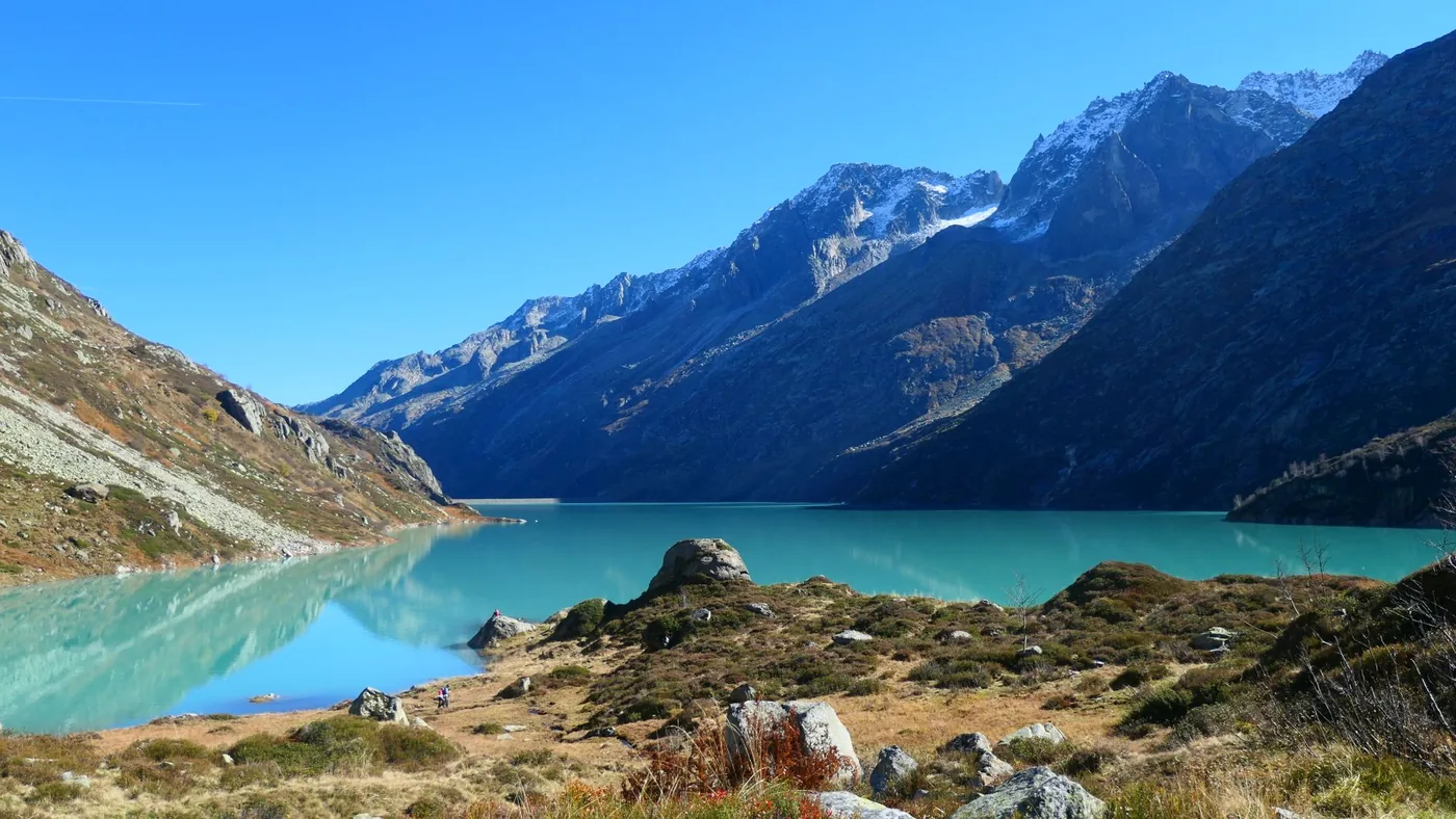 tyrkysové jezero pod švýcarskými Alpami