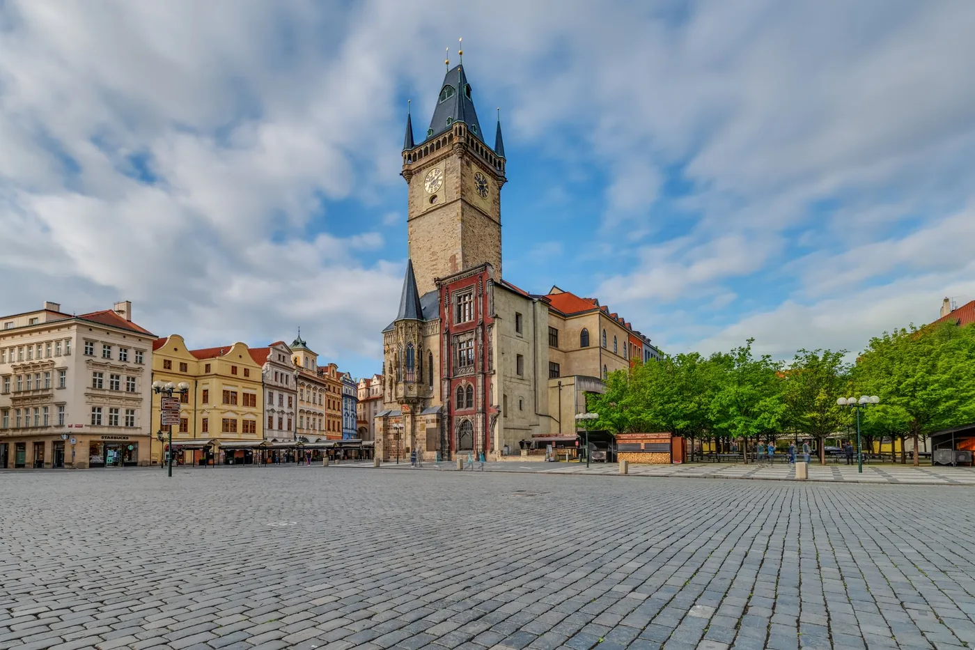 Staroměstské náměstí v Praze s radnicí