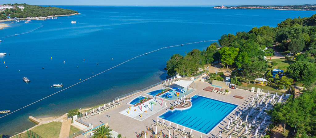 camping-lanterna-main-pool-sea-facing-airview-light